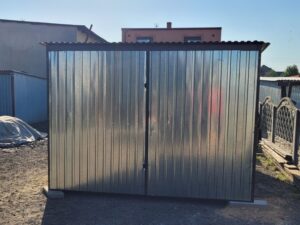 Garage aus verzinktem Blech, nach hinten geneigt, zweiflügeliges Tor