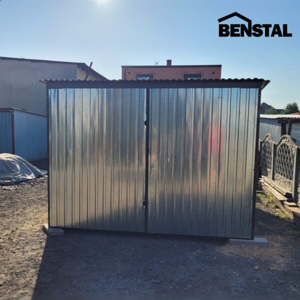 Garage aus verzinktem Blech, nach hinten geneigt, zweiflügeliges Tor