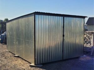 Garage aus verzinktem Blech, nach hinten geneigt, zweiflügeliges Tor
