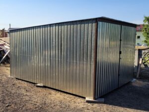 Garage aus verzinktem Blech, nach hinten geneigt, zweiflügeliges Tor