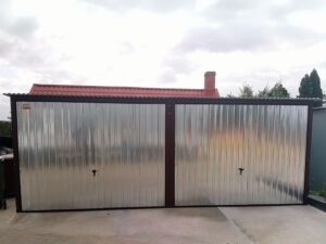 Stahlblechgarage, verzinkt, Flügeltor, Gefälle nach hinten