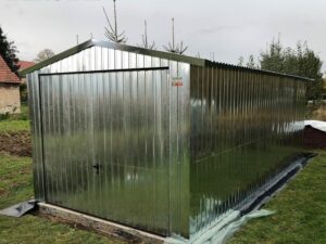weiße Blechgarage, Schwingtor, Pultdach nach hinten