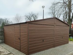 Doppelschraegblechgarage-holzaehnlicher-Nussbaum-Fluegeltor