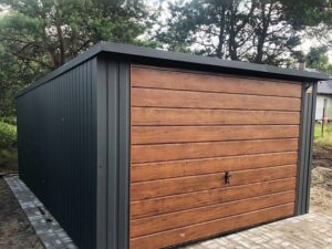 Einzelblechgarage-Anthrazit-Graphit-Schraege-nach-hinten-Schwingtor-Nussbaum-