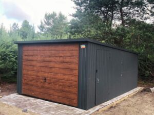 Einzelblechgarage-Anthrazit-Graphit-Schraege-nach-hinten-Schwingtor-Nussbaum-