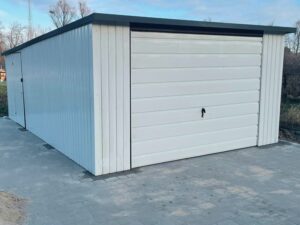 weiße Blechgarage, kippbares Tor, Neigung nach hinten