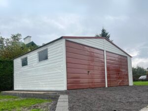 Doppelgarage aus Metall, Giebel, weiß, bordeauxrotes Flügeltor