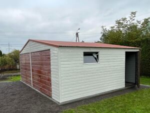 Doppelgarage aus Metall, Giebel, weiß, bordeauxrotes Flügeltor