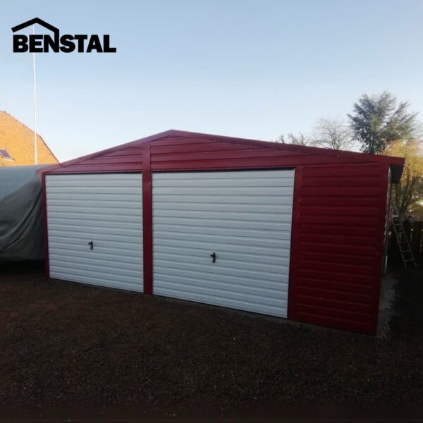 Doppelgarage aus Metall, rot, Giebel, Schwingtor, weiß