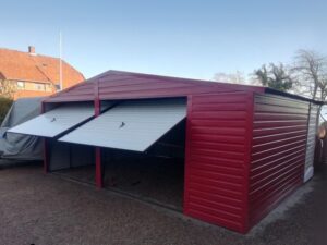 Doppelgarage aus Metall, rot, Giebel, Schwingtor, weiß