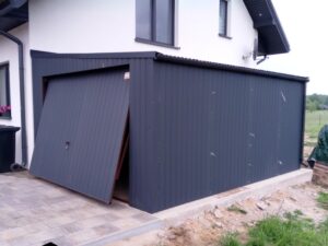 Einzelgarage-aus-Blech-Anthrazit-Graphit-seitliche-Schraege-Schwingtuer