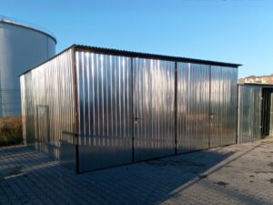 Garage aus verzinktem Blech, Heckschräge, Doppelflügeltor, zweistellig