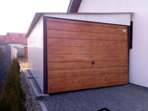 Metallgarage-fuer-zwei-Autos-grau-nach-hinten-geneigt-Schwingtuer-weiss-2-Metallgarage-fuer-weisse-Autos-seitlich-geneigt-Schwingtuer-holzaehnliche-goldene-Eiche-Einzelauto-