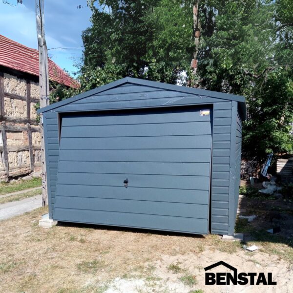 Blechgarage-Anthrazit-Satteldach-Schwingtor