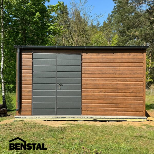 Blechgarage-Gartenhaus-Geraeteschuppen-Holzoptik-goldene-Eiche-Satteldach-Zweifluegeltor