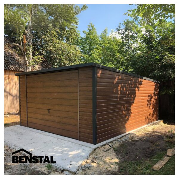 Blechgarage-Neigung-nach-hinten-Einzelgarage-Holzoptik-Schwingtor-Nussbaum
