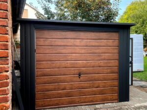 Blechgarage-Schwarz-Einzelgarage-Neigung-nach-hinten-Schwingtor-Farbe-Holzoptik-goldene-Eiche