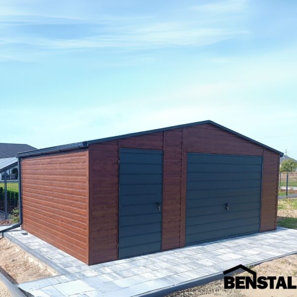 Blechgarage-holzaenliche-Farbe-Nussbaum-Satteldach-Schwingtor-iund-Tuer-in-der-Farbe-Anzhrazit