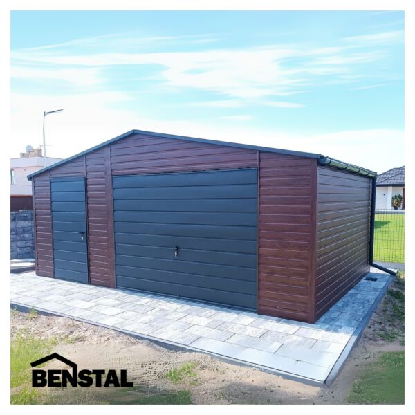 Blechgarage-holzaenliche-Farbe-Nussbaum-Satteldach-Schwingtor-iund-Tuer-in-der-Farbe-Anzhrazit